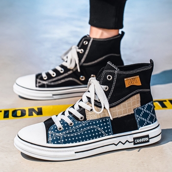 Vīriešu augstās platna kedas - Augšējā daļa: kanvas, Aizvērums: šņorēm, Zole: injektēta PVC, Iekšējā zole EVA