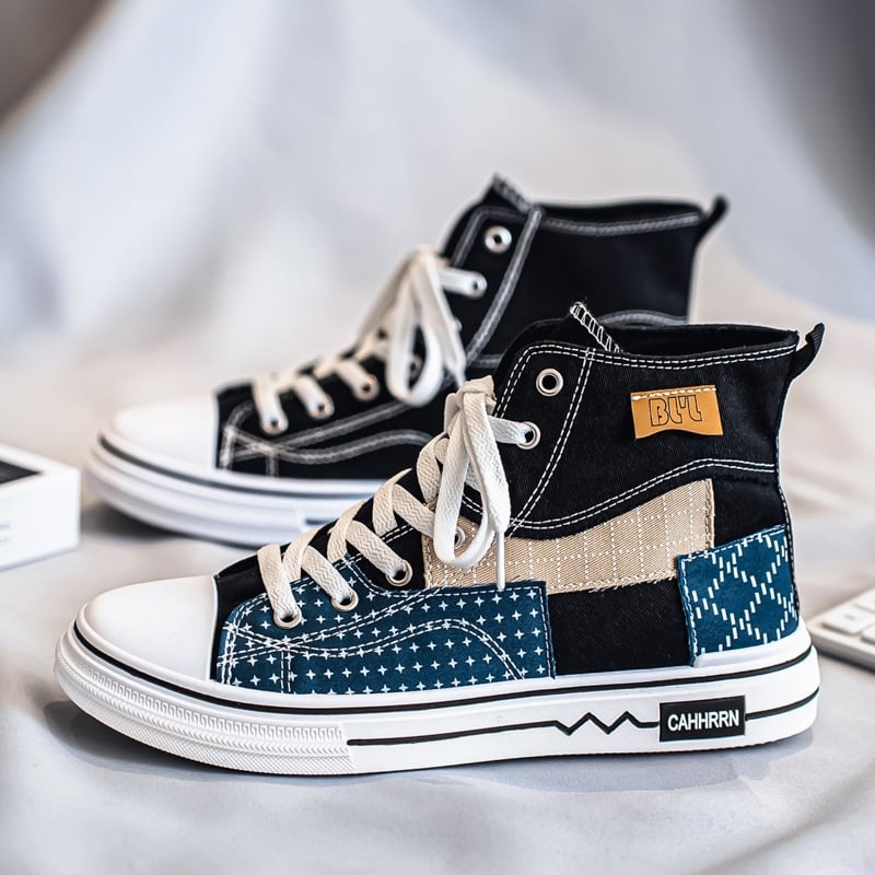 Vīriešu augstās platna kedas - Augšējā daļa: kanvas, Aizvērums: šņorēm, Zole: injektēta PVC, Iekšējā zole EVA