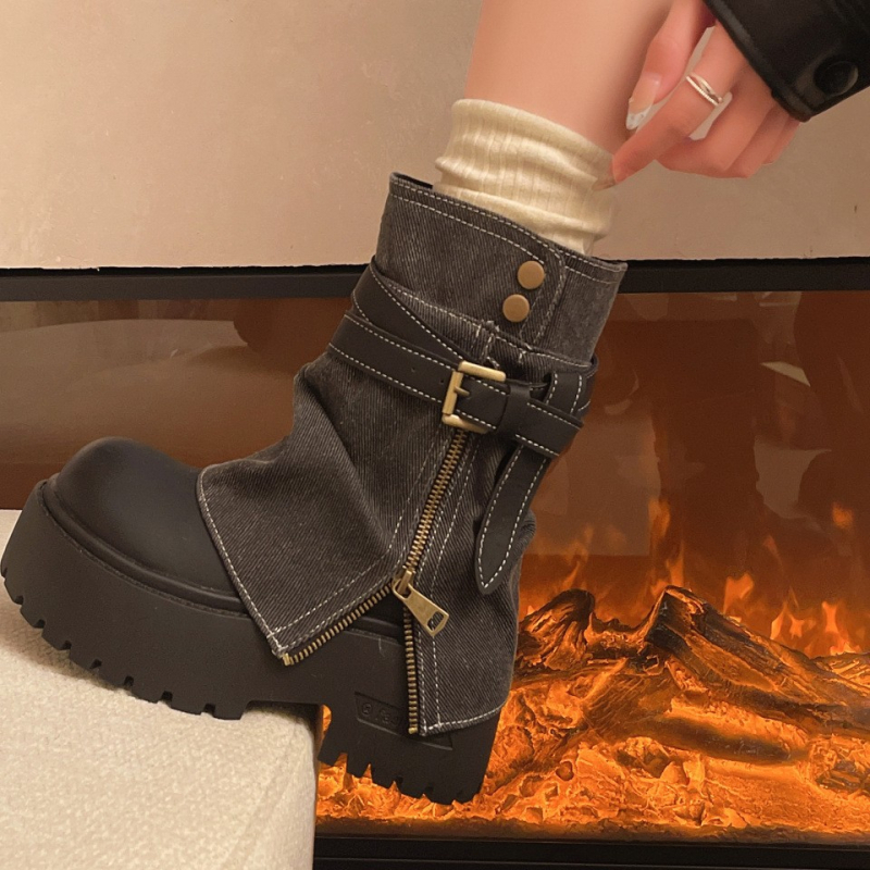 Moteriški vintage batai su mikropluošto viršutine dalimi, gumine padas, žemas šarvas, apvali nosis, vidutinio aukščio kulnas (3–5 cm), aukštis didinantis, atsparūs vandeniui, neslidūs