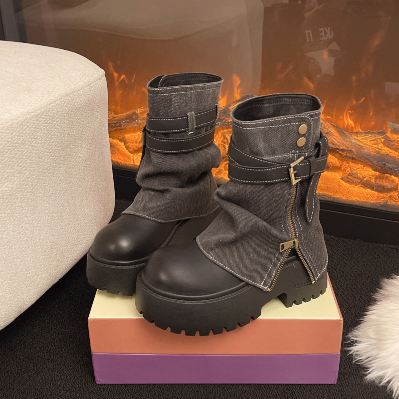 Moteriški vintage batai su mikropluošto viršutine dalimi, gumine padas, žemas šarvas, apvali nosis, vidutinio aukščio kulnas (3–5 cm), aukštis didinantis, atsparūs vandeniui, neslidūs