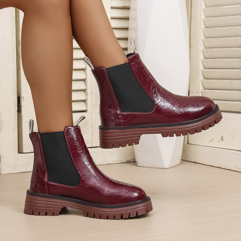 Moterų Chelsea bateliai - apvali nosis, store vidutinio aukščio kulnas 3-5 cm, viršutinė dalis iš sintetinės odos, guminė padas