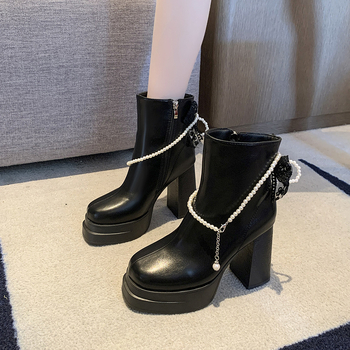 Mode zābaki ar pērlīšu ķēdes dekoru, apaļa purngala forma, biezi papēži 6–8 cm, aizmugurē rāvējslēdzējs, PU augšdaļa.