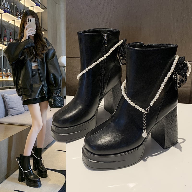 Mode zābaki ar pērlīšu ķēdes dekoru, apaļa purngala forma, biezi papēži 6–8 cm, aizmugurē rāvējslēdzējs, PU augšdaļa.