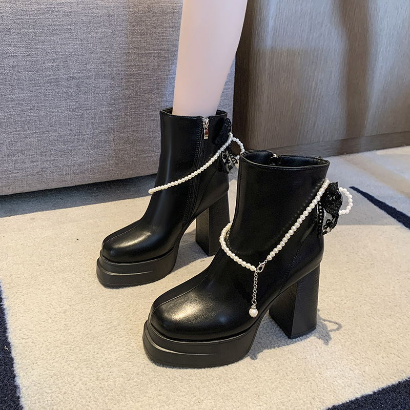 Mode zābaki ar pērlīšu ķēdes dekoru, apaļa purngala forma, biezi papēži 6–8 cm, aizmugurē rāvējslēdzējs, PU augšdaļa.