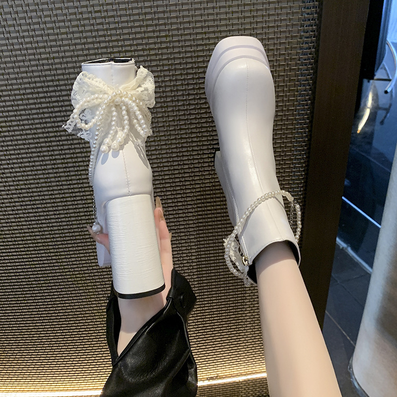 Mode zābaki ar pērlīšu ķēdes dekoru, apaļa purngala forma, biezi papēži 6–8 cm, aizmugurē rāvējslēdzējs, PU augšdaļa.