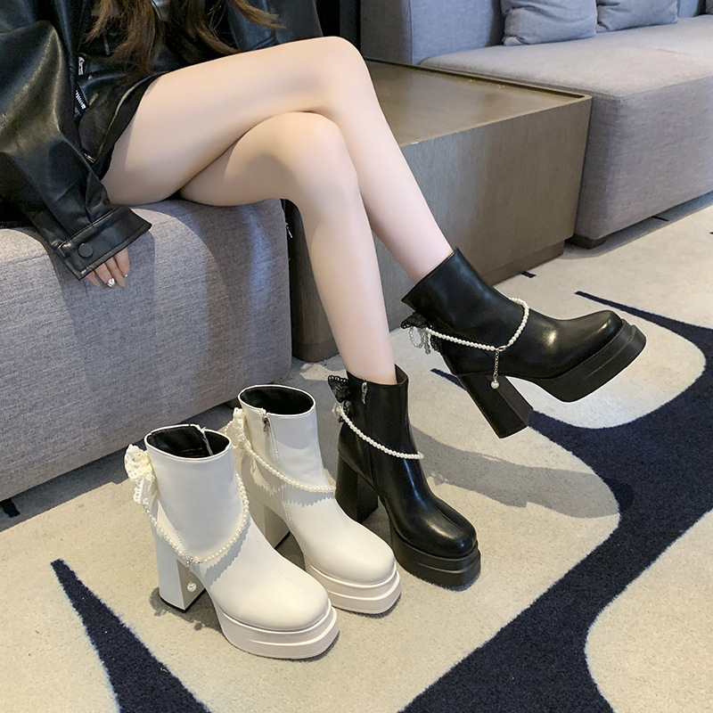 Mode zābaki ar pērlīšu ķēdes dekoru, apaļa purngala forma, biezi papēži 6–8 cm, aizmugurē rāvējslēdzējs, PU augšdaļa.