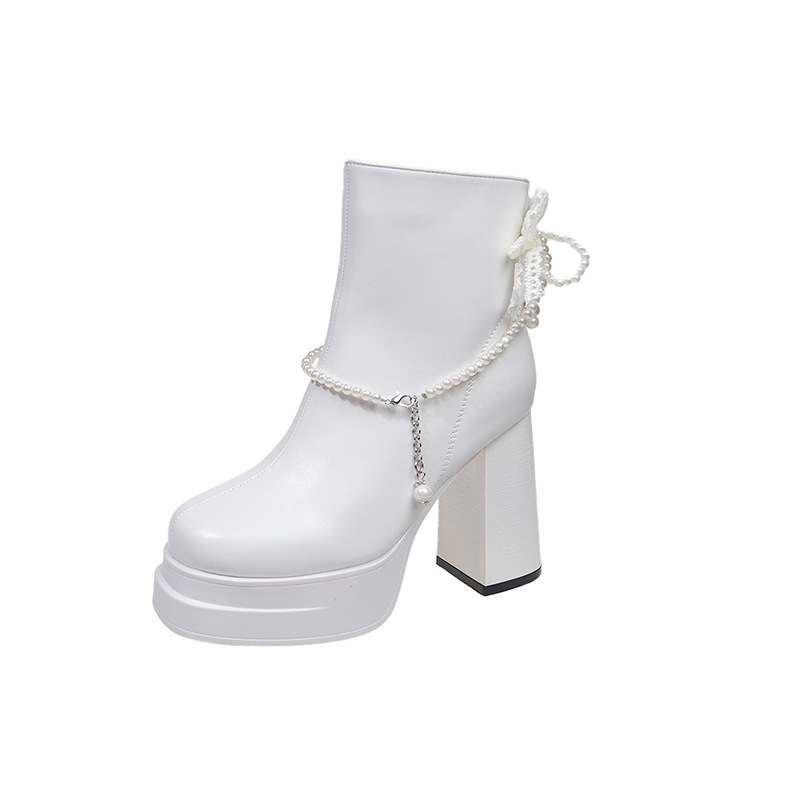 Mode zābaki ar pērlīšu ķēdes dekoru, apaļa purngala forma, biezi papēži 6–8 cm, aizmugurē rāvējslēdzējs, PU augšdaļa.