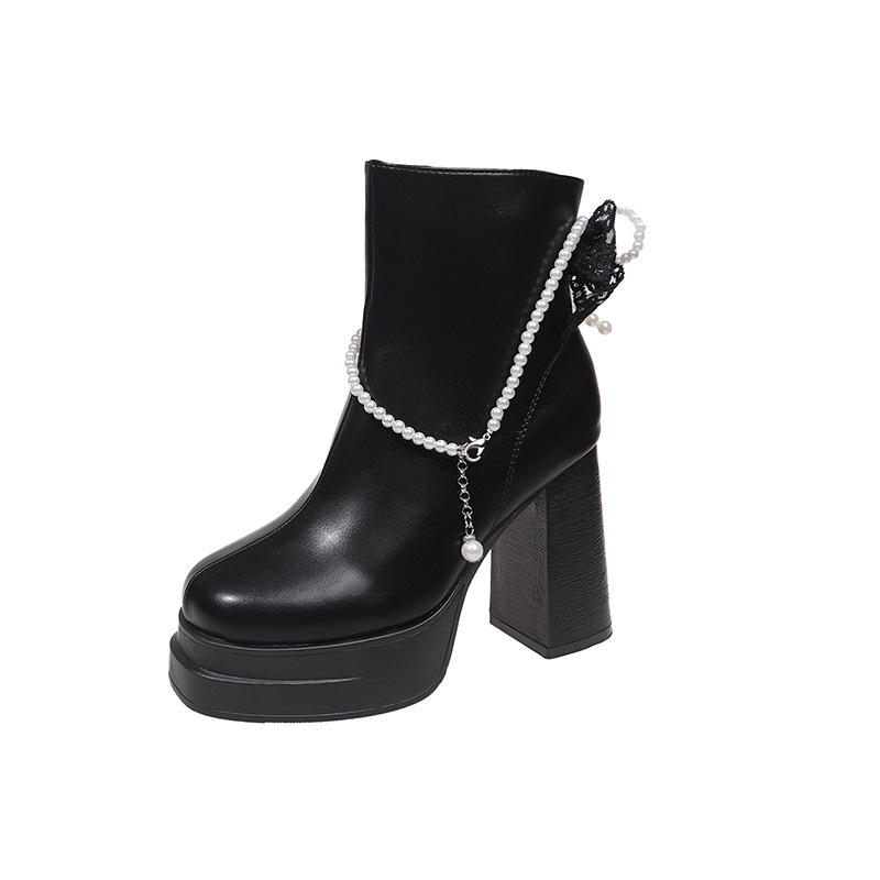 Mode zābaki ar pērlīšu ķēdes dekoru, apaļa purngala forma, biezi papēži 6–8 cm, aizmugurē rāvējslēdzējs, PU augšdaļa.