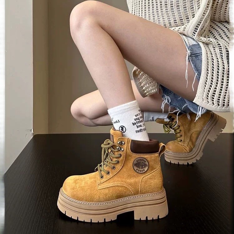 Sieviešu Martin zābaki, augšpuse no nubuk velūra, zole no gumijas, vidēja garuma kāja, apaļa purns, šņorēšana