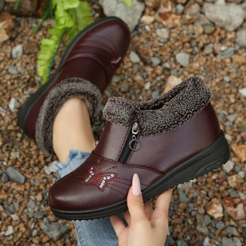 Žieminiai moterų trumpi batai su pūkuotu viduje, vidutinio aukščio kulnas 3–5 cm, apvali nosis, žemas kulkšnies aukštis, šoninis užtrauktukas