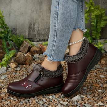 Žieminiai moterų trumpi batai su pūkuotu viduje, vidutinio aukščio kulnas 3–5 cm, apvali nosis, žemas kulkšnies aukštis, šoninis užtrauktukas