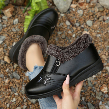 Žieminiai moterų trumpi batai su pūkuotu viduje, vidutinio aukščio kulnas 3–5 cm, apvali nosis, žemas kulkšnies aukštis, šoninis užtrauktukas