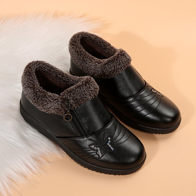 Žieminiai moterų trumpi batai su pūkuotu viduje, vidutinio aukščio kulnas 3–5 cm, apvali nosis, žemas kulkšnies aukštis, šoninis užtrauktukas