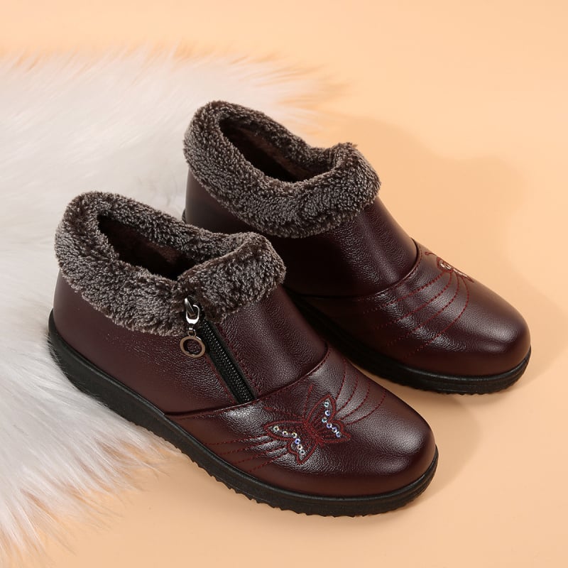 Žieminiai moterų trumpi batai su pūkuotu viduje, vidutinio aukščio kulnas 3–5 cm, apvali nosis, žemas kulkšnies aukštis, šoninis užtrauktukas