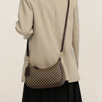 Eleganti PU crossbody krepšys su retro spauda, kompakti stačiakampis formos; turi telefonų kišenę ir dokumentų kišenę; užsegama užtrauktuku; dvigubos peties juostos; tinkama kasdieniam dėvėjimui.