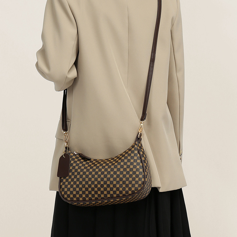 Eleganti PU crossbody krepšys su retro spauda, kompakti stačiakampis formos; turi telefonų kišenę ir dokumentų kišenę; užsegama užtrauktuku; dvigubos peties juostos; tinkama kasdieniam dėvėjimui.