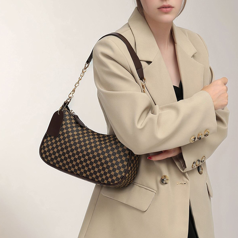 Eleganti PU crossbody krepšys su retro spauda, kompakti stačiakampis formos; turi telefonų kišenę ir dokumentų kišenę; užsegama užtrauktuku; dvigubos peties juostos; tinkama kasdieniam dėvėjimui.