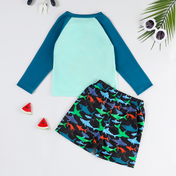 Παιδικό σετ μαγιό δύο τεμαχίων με μακριά μανίκια, εκτύπωση καρχαρία, στρογγυλός λαιμός, ελαφρύ ύφασμα πολυεστέρα 100%.