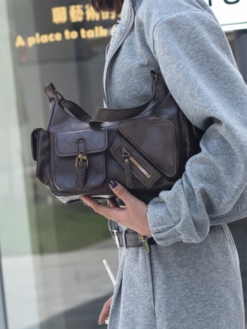 PVC-ból készült motorkerékpár táska cipzáras záródással, poliészter bélés, rejtett cipzáras zseb, egy vállpánttal — MS074