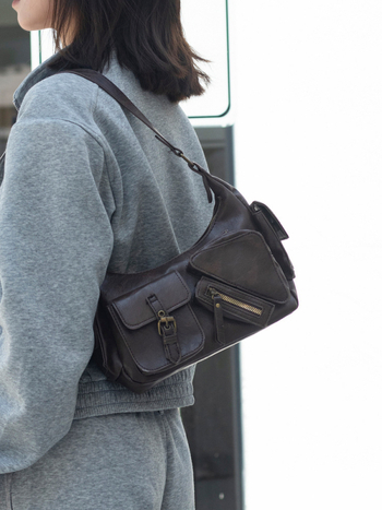 PVC-ból készült motorkerékpár táska cipzáras záródással, poliészter bélés, rejtett cipzáras zseb, egy vállpánttal — MS074