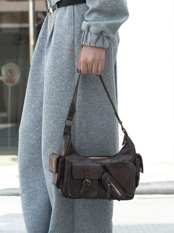 PVC-ból készült motorkerékpár táska cipzáras záródással, poliészter bélés, rejtett cipzáras zseb, egy vállpánttal — MS074