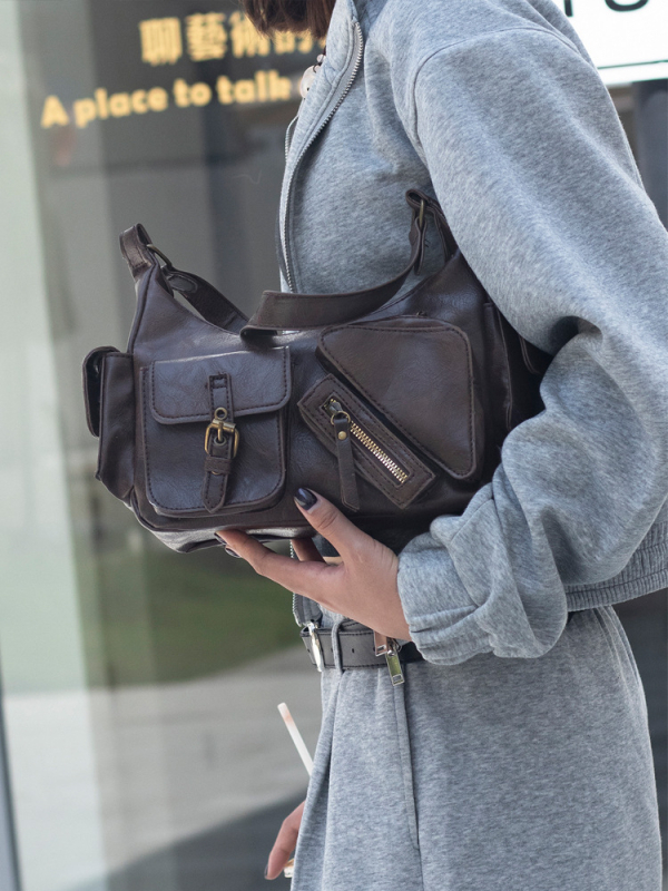 PVC-ból készült motorkerékpár táska cipzáras záródással, poliészter bélés, rejtett cipzáras zseb, egy vállpánttal — MS074