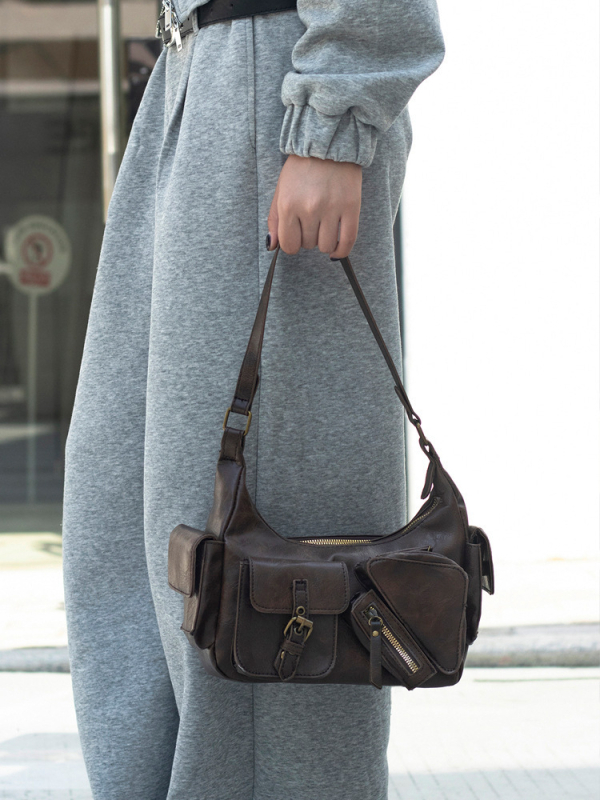 PVC-ból készült motorkerékpár táska cipzáras záródással, poliészter bélés, rejtett cipzáras zseb, egy vállpánttal — MS074