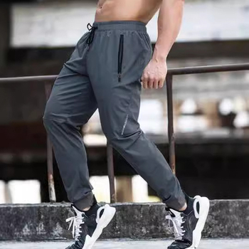 Ανδρικά χαλαρά αθλητικά παντελόνια από ύφασμα ice silk, φαρδιά γραμμή, μέση με ζώνη, κλείσιμο με κορδόνι, διαπνοή και απομάκρυνση υγρασίας