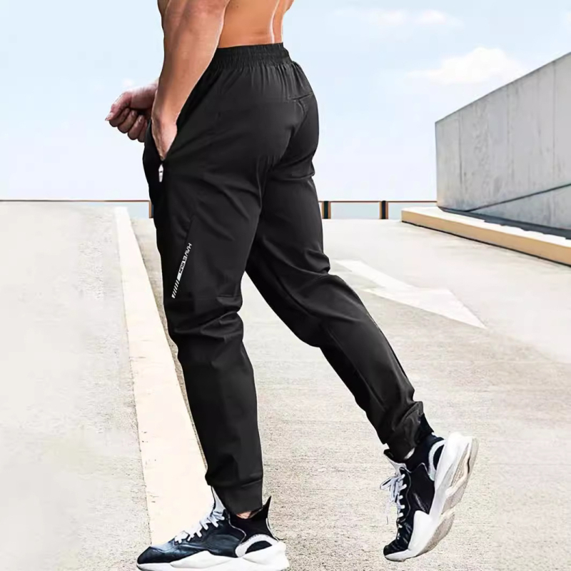 Vyriski laisvalaikio sportinės kelnės iš ice silk audinio, laisvo kirpimo, vidutinio aukščio liemuo su diržu, raištelių užsegimas, kvėpuojančios ir drėgmę šalinančios