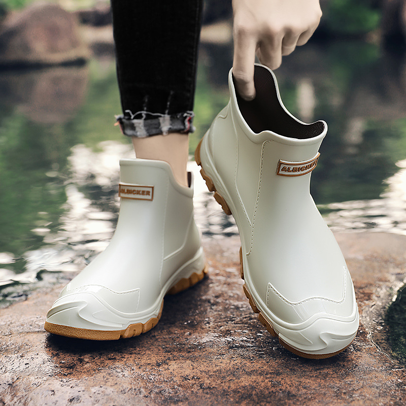 Cizme de ploaie pentru bărbați, partea superioară și talpa din plastic, design scurt, anti-derapante și rezistente la uzură