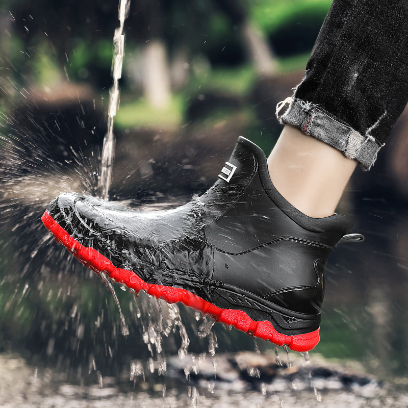 Cizme de ploaie pentru bărbați, partea superioară și talpa din plastic, design scurt, anti-derapante și rezistente la uzură
