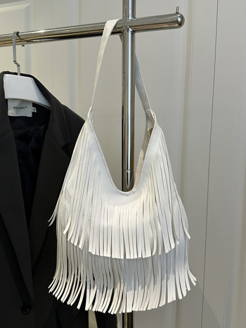 Női kézitáska bojt díszítéssel, PU bőrből, mágneses zár, vízszintes négyszögletes forma, belső telefontartó rekesz.