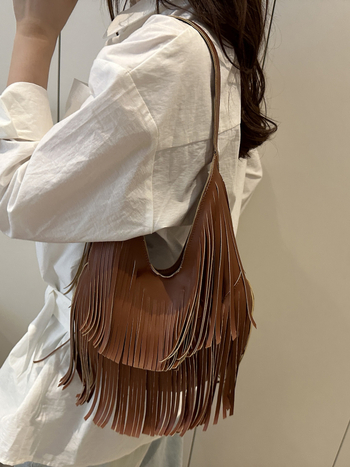 Női kézitáska bojt díszítéssel, PU bőrből, mágneses zár, vízszintes négyszögletes forma, belső telefontartó rekesz.