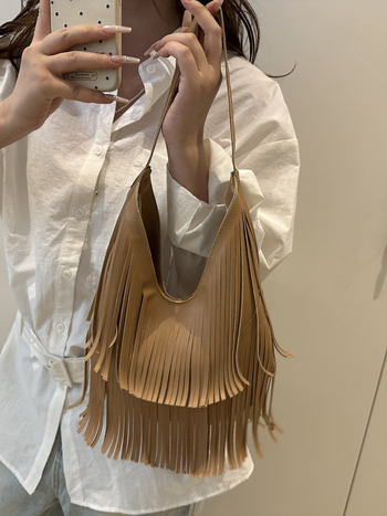 Női kézitáska bojt díszítéssel, PU bőrből, mágneses zár, vízszintes négyszögletes forma, belső telefontartó rekesz.