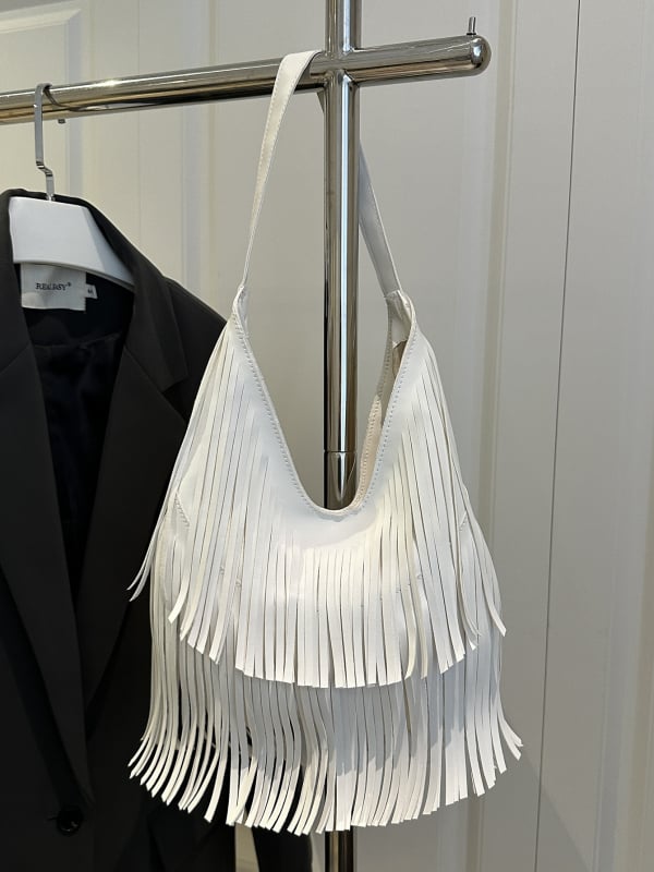 Női kézitáska bojt díszítéssel, PU bőrből, mágneses zár, vízszintes négyszögletes forma, belső telefontartó rekesz.