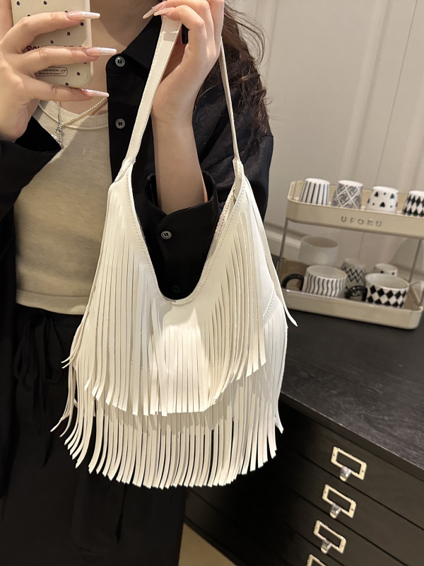 Női kézitáska bojt díszítéssel, PU bőrből, mágneses zár, vízszintes négyszögletes forma, belső telefontartó rekesz.