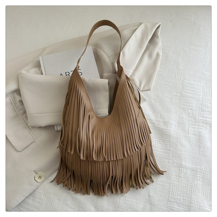 Női kézitáska bojt díszítéssel, PU bőrből, mágneses zár, vízszintes négyszögletes forma, belső telefontartó rekesz.