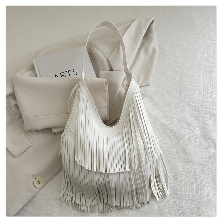 Női kézitáska bojt díszítéssel, PU bőrből, mágneses zár, vízszintes négyszögletes forma, belső telefontartó rekesz.