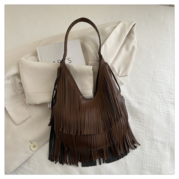 Női kézitáska bojt díszítéssel, PU bőrből, mágneses zár, vízszintes négyszögletes forma, belső telefontartó rekesz.