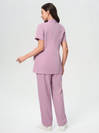 Divdaļīgs poliestera komplekts mitrumu novēršošajai darba apģērbam skaistumkopšanas salonam ar stāvošu kaklu, īsām piedurknēm un garām biksēm