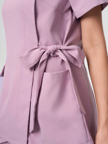 Divdaļīgs poliestera komplekts mitrumu novēršošajai darba apģērbam skaistumkopšanas salonam ar stāvošu kaklu, īsām piedurknēm un garām biksēm