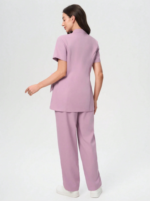 Divdaļīgs poliestera komplekts mitrumu novēršošajai darba apģērbam skaistumkopšanas salonam ar stāvošu kaklu, īsām piedurknēm un garām biksēm