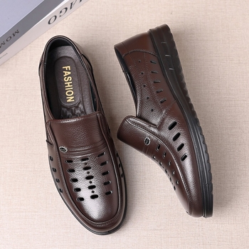 Ανδρικά σανδάλια με επάνω μέρος από δέρμα αγελάδας, σόλα από καουτσούκ, διαπνέοντα και αντιολισθητικά.