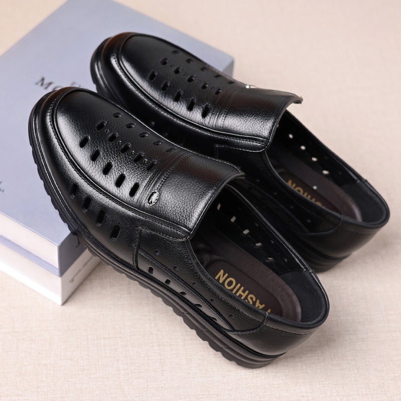 Ανδρικά σανδάλια με επάνω μέρος από δέρμα αγελάδας, σόλα από καουτσούκ, διαπνέοντα και αντιολισθητικά.