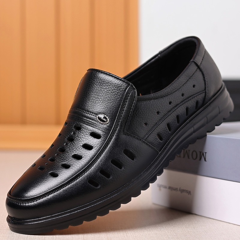 Ανδρικά σανδάλια με επάνω μέρος από δέρμα αγελάδας, σόλα από καουτσούκ, διαπνέοντα και αντιολισθητικά.