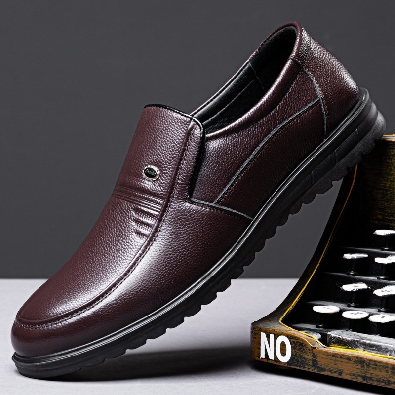 Ανδρικά σανδάλια με επάνω μέρος από δέρμα αγελάδας, σόλα από καουτσούκ, διαπνέοντα και αντιολισθητικά.