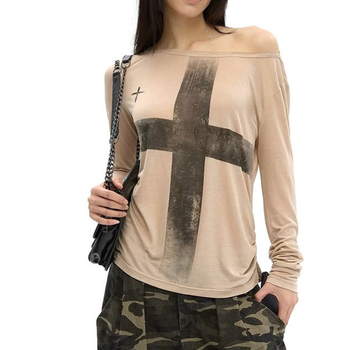 Kryžiaus spaudo atspaudas laisvo kirpimo marškinėliai su ilgomis rankovėmis ir įstrižine apykakle, poliesterio-elastano mišinys