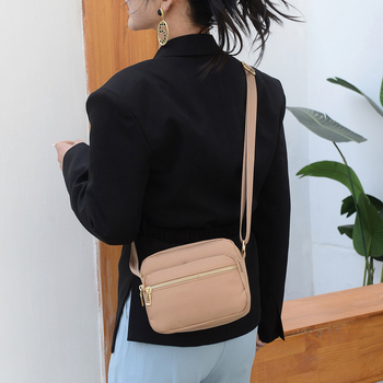 Női kompakt, négyzet alakú táska mindennapi használatra — városi egyszerű stílus, anyaga Oxford vászon, vízszintes négyzet alak, cipzáras nyitás, belső cipzáras zseb.