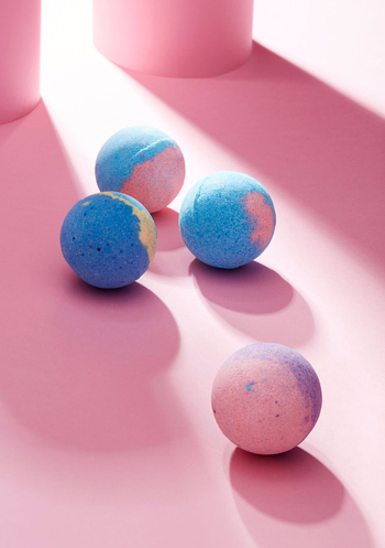 Σετ μπάλες μπάνιου: αποξηραμένα λουλούδια 100 g, θαλασσινό αλάτι 60 g, θαλασσινό αλάτι 100 g, μπάλα ποδιού μπάνιου 30 g