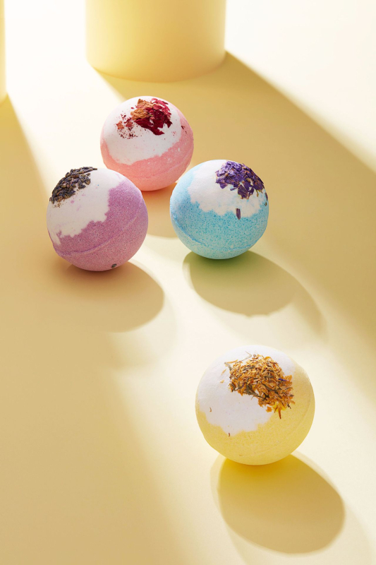 Vonios kamuolių komplektas: džiovinti žiedai 100 g, jūros druska 60 g, jūros druska 100 g, pėdų voniai kamuoliukas 30 g